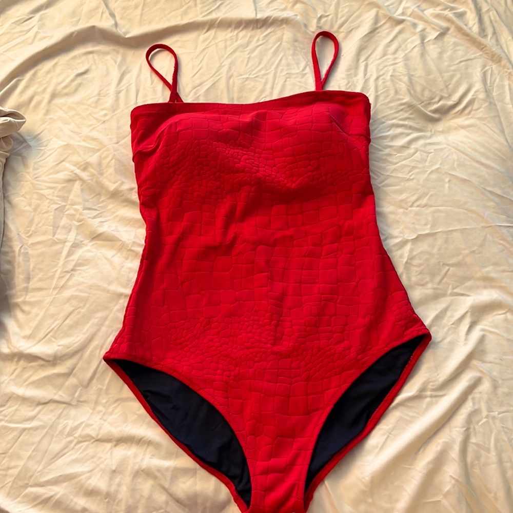 Red alligator 🐊 textured strapless 🩱 w/ optional straps